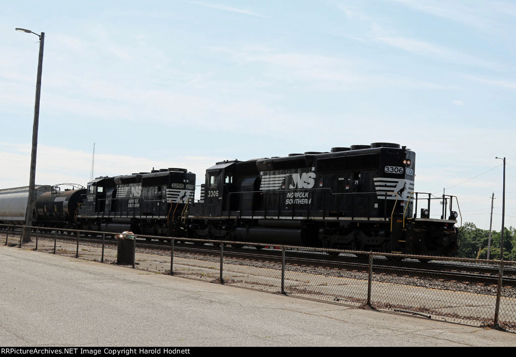 NS 3306 & 3255 brings train P15 to Pomona